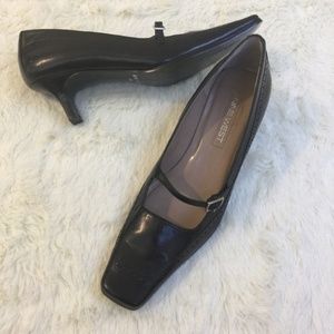 Nine West Bernisa black wingtip kitten heels 6M